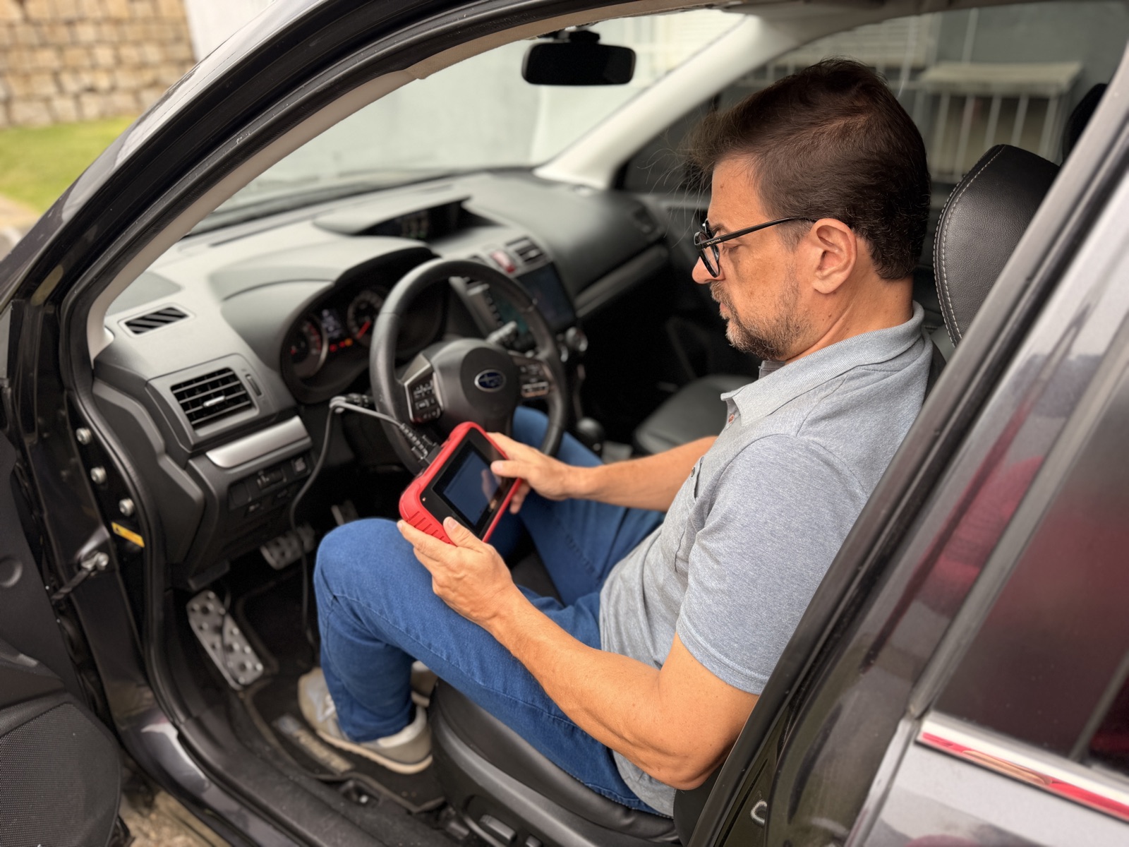 Marcelo Rocha dentro de um carro, durante uma vistoria